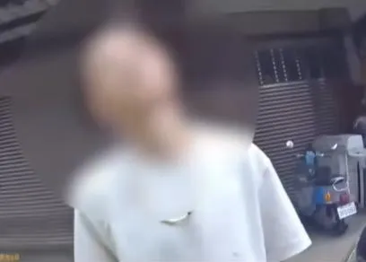 台中鍾姓男子開保時捷到苗栗找姦夫未果,怒撞2戶大門遭法辦。(圖/翻攝畫面)