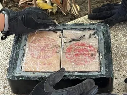 市值2億元的海洛因磚，被跨國毒梟藏在藝術燈具走私來台，所幸被專案小組及時攔截。（圖／橋頭地檢署）