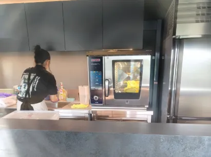 台鐵觀光列車海風號遭爆料用高級烤箱烘抹布,民眾黨立委林國成批評,將食安當兒戲。(圖/翻攝自facebook/靠北台鐵)