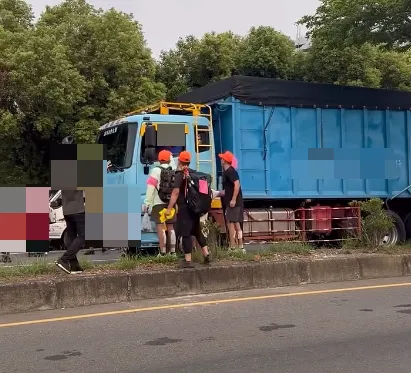 幾名戴著帽子的香燈腳對著大貨車司機罵。（圖／翻攝自「宗教爆報」臉書）
