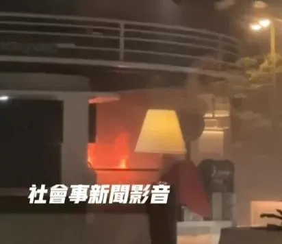 新竹縣關西服務區26日凌晨傳出火警，一間豆花店疑似冰箱電線短路冒煙起火。（圖／翻攝自社會事新聞影音）