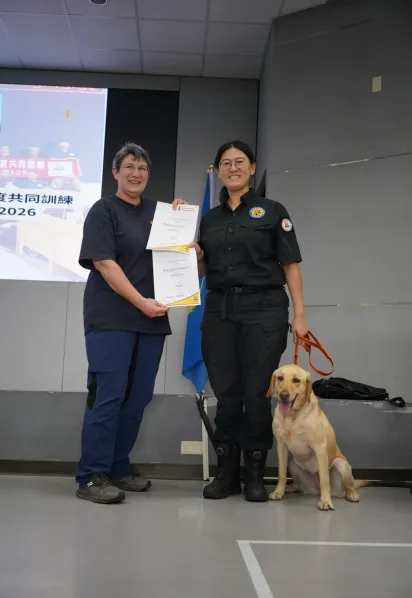 台中市政府警察局警犬隊警犬Uhoo與領犬員蕭至汎成功通過德國聯邦救難犬協會（BRH）舉辦的高級路徑追蹤考試。（圖／警方提供）