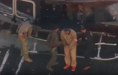 委內瑞拉總統於1月5日晚間搭乘直升機轉送至法院,整個過程由美國媒體全程直播,吸引全球關注。(圖/美聯社,下同)