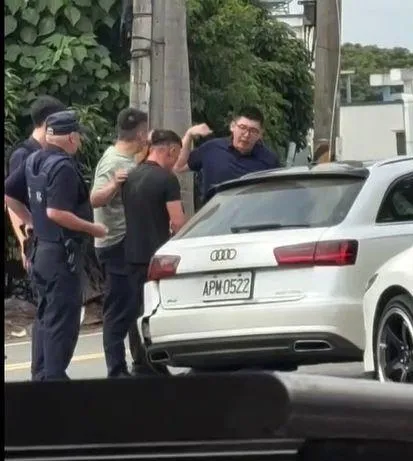 警方在台南市安南區開14槍制止拒檢車輛,當場制伏張姓嫌犯。(圖/中天新聞)