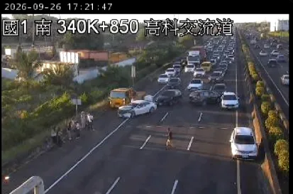 今(26)日17時10分,國道1號南下340.8公里高雄路竹至高科交流道發生6車追撞。(圖/翻攝國道1968)
