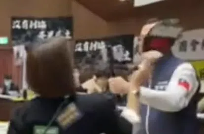 2024年５月28日邱議瑩拿紙扇摑羅智強耳光的情形。（資料照／中天新聞）