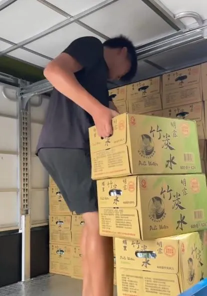 一名女子準備物資救災，發文曬出14歲弟弟搬礦泉水的照片、影片，大讚給力。（圖／@q111787授權提供）