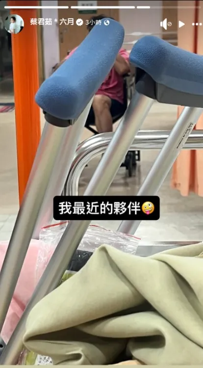 六月曬出自己躺在擔架上的畫面。（圖／翻攝蔡君茹＊六月 臉書）