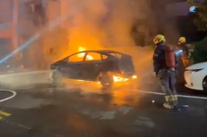台南永康凌晨發生火燒車，現場竄出火光與黑煙並伴隨爆炸聲。（圖／中天新聞）