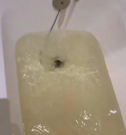 有民眾入住新竹一間五星級飯店，想泡澡的時候水龍頭竟流出黃水，讓她直呼超噁，拍下PO網後引起網友討論。對此，業者也出面道歉了。（圖／翻攝自Threads／dayuwudi）