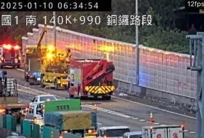 2輛小客車擦撞車禍，其中一台小客車翻車。（圖／翻攝畫面）