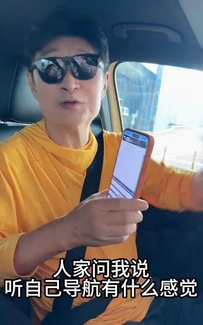 黃安聽著自己聲音的導航。（圖／翻攝自黃安抖音）
