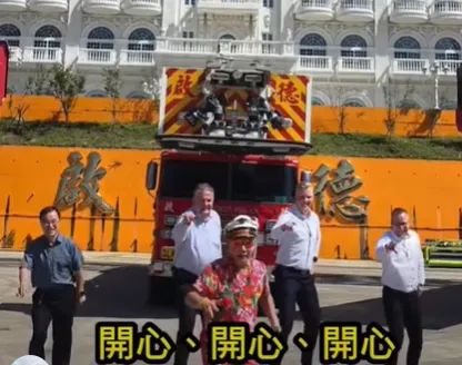 3位芬蘭廠商代表學會胡漢龑自創的「開心舞」，4人在鏡頭前熱烈共舞。（圖／翻攝啟德機械起重工程-股公司）