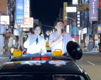 高虹安（左）與竹市代理市長邱臣遠（右）26日晚間乘車掃街謝票。（圖／翻攝自Facebook@高虹安）