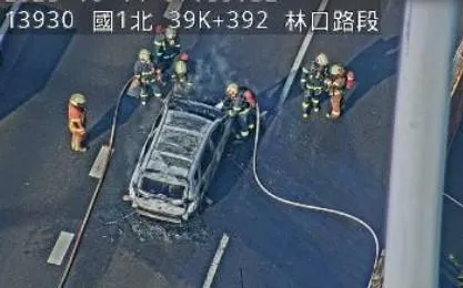 國道1號南下林口路段,今日上午發生火燒車事件。(圖/翻攝高速公路1968)