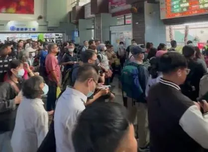 台鐵電車線斷落，造成列車無法行駛，車站內擠滿人潮。（圖／民眾提供）