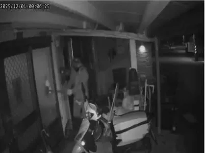 嘉義縣東石鄉一戶民宅,凌晨遭到一名手持鐵鎚的男子敲破窗戶,嚇壞住戶。(圖/當事人提供)