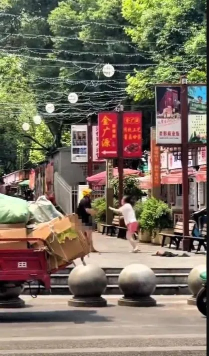 女子街頭對戰男騎士，引發網友熱議。（圖／網路）