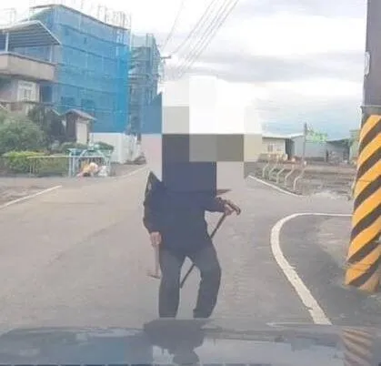 蔡男亂揮斧頭，另隻手拿著拐杖。（圖／警方提供）