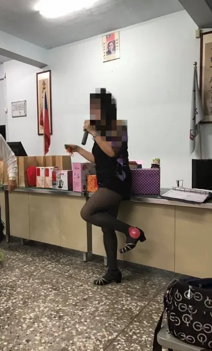 李女在台中市大雅區教授土風舞。（圖／翻攝畫面）