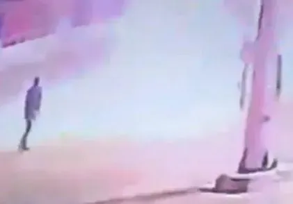 當下發出巨大的爆炸聲，伴隨火花及白煙。（圖／翻攝自X）