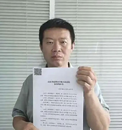 姜先生被大兒子毆打跑去做親子鑑定才知戴綠帽。 （圖／翻攝微博）