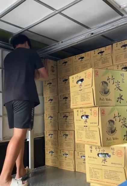 14歲弟弟搬了整車的礦泉水。（圖／@q111787授權提供）
