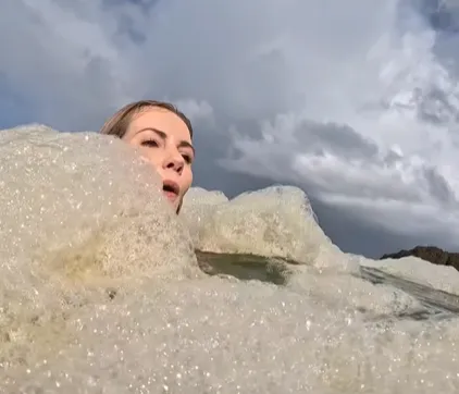 米雪兒浸泡在滿是汙染的水域。(圖/翻攝自Instagram@michelleskyhayward)
