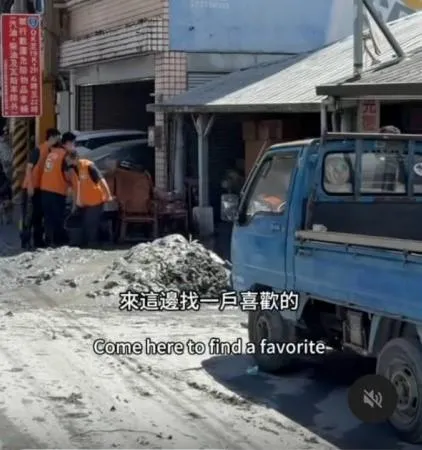 找一戶喜歡的民宅清泥巴。（圖／翻攝Threads／＠suuuray）
