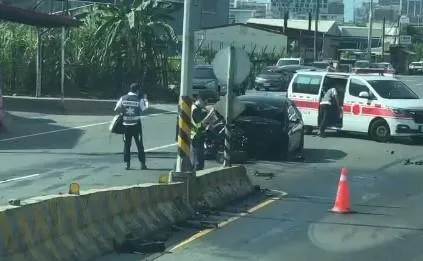 高雄市大社區旗楠路前發生嚴重車禍。（圖／台南道路救援張家班群組）