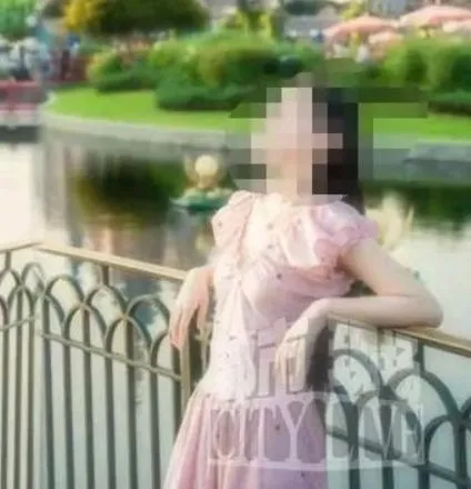 墜樓身亡的胡女。（圖/翻攝《網易》）