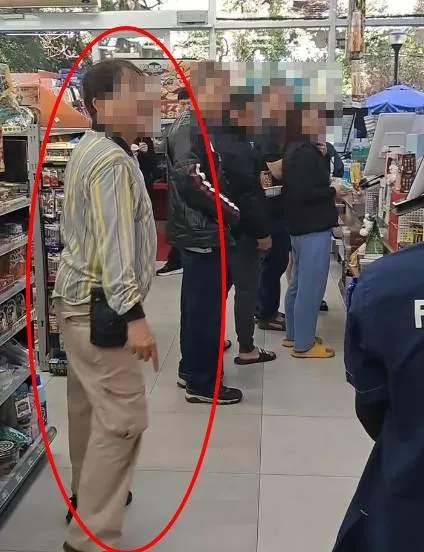 一名男子購買關東煮後稱不滿口味太辣要求退貨,遭店員依規定拒絕後,竟當場將整碗關東煮倒回煮鍋內。(圖/Threads/@bobbles327授權提供)