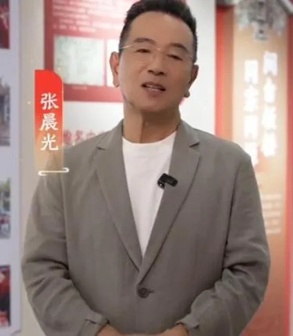 張晨光赴福建廈門展館拍攝宣傳短片。（圖／翻攝自央視新聞微博）