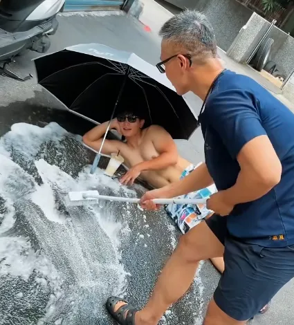 沒想到鏡頭拉遠竟是躺在馬路上,幽默呼籲民眾颱風影響期間不要涉險外出。(圖/翻攝自「新北消防發爾麵」臉書粉專)