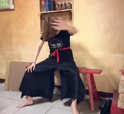 李妍瑾訓乩過程雙腳持續抖動、頭部搖晃，時不時揮舞左手。（圖／翻攝自李妍瑾Instagram）