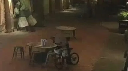 警方受理案件後立即調閱現場監視器畫面,發現一名64歲郭姓男子騎自行車經過現場,見四下無人便自行取食蛋糕,隨後還邊走邊吃離開現場。(圖/警方提供)