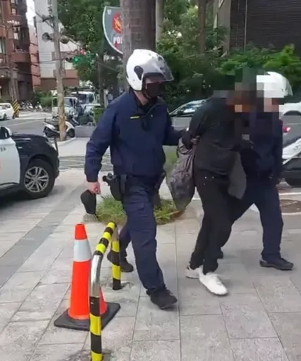 顏男被帶回警局偵訊。（圖／警方提供）