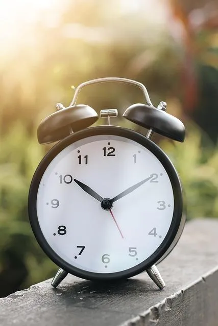  研究同時發現,若每天睡眠時間超過8小時,不規律就寢帶來的心臟病和中風風險就會消失。(示意圖/Pixabay)