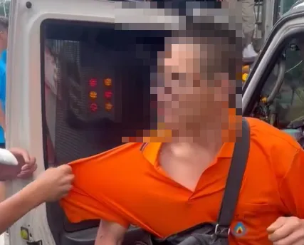 載有10桶瓦斯的小貨車失控撞毀路邊車輛,警方到場發現江男神情恍惚。(圖/翻攝畫面)