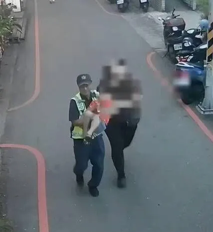 公正派出所副所長劉學而抱著血流不止的男童狂奔，身邊是男童的母親。（圖／警方提供）