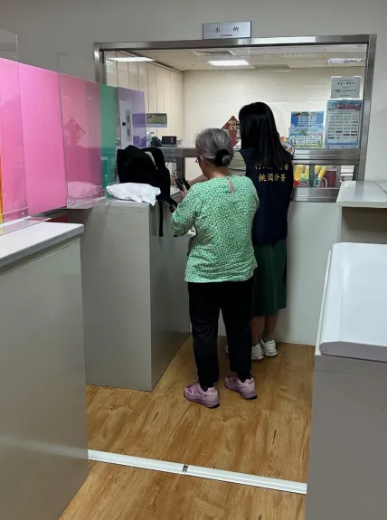 鄧男年邁母親現場掏現金救急。（圖／桃園分署）