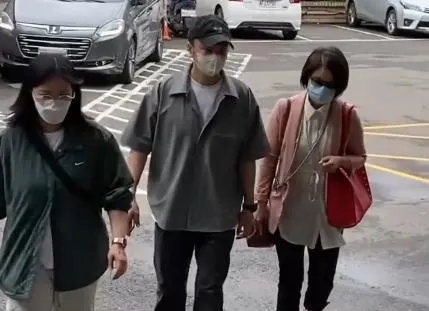 張書偉12日現身開庭並當場認罪。(圖/翻攝畫面)