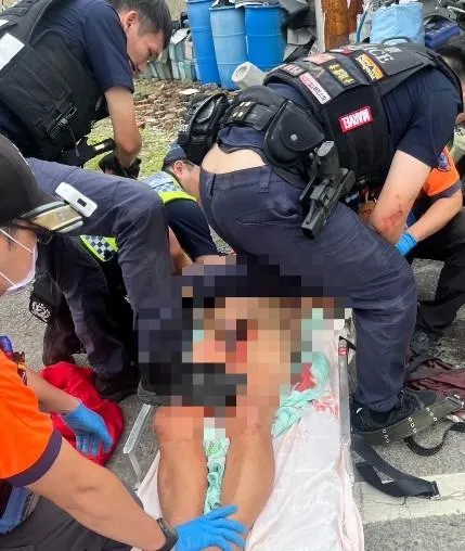 行凶男子下腹部及大腿處中彈,不斷哀號。(圖/中天新聞)