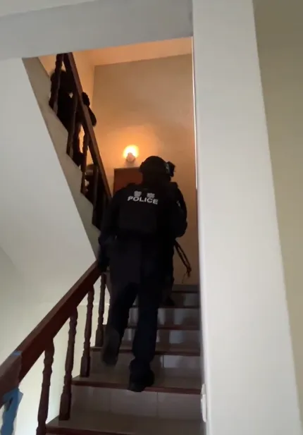 警方稍早在一處民宅逮捕2名同夥。（圖／警方提供）