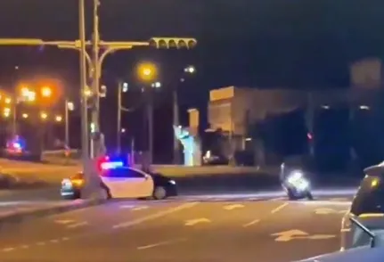 17歲少年深夜飆車拒檢逗弄警車。（圖／翻攝自社會事新聞影音）