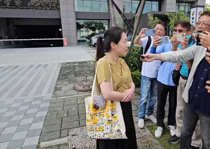 陳幸妤受訪談論前夫趙建銘，肩背的加州大學黃色帆布包意外爆紅。（資料照／中天新聞）