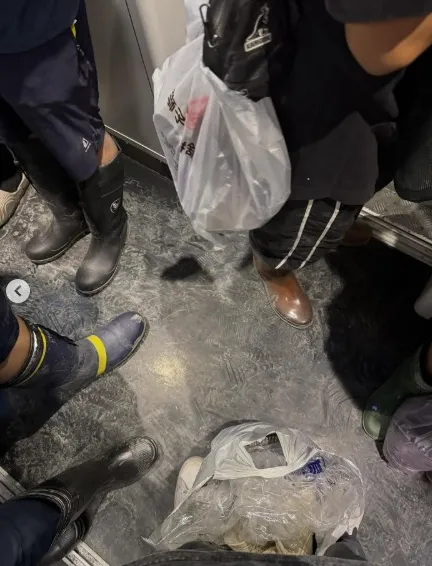 洋蔥與賤葆等人29日前往光復鄉災區擔任志工。(圖/翻攝自Onion Man IG)
