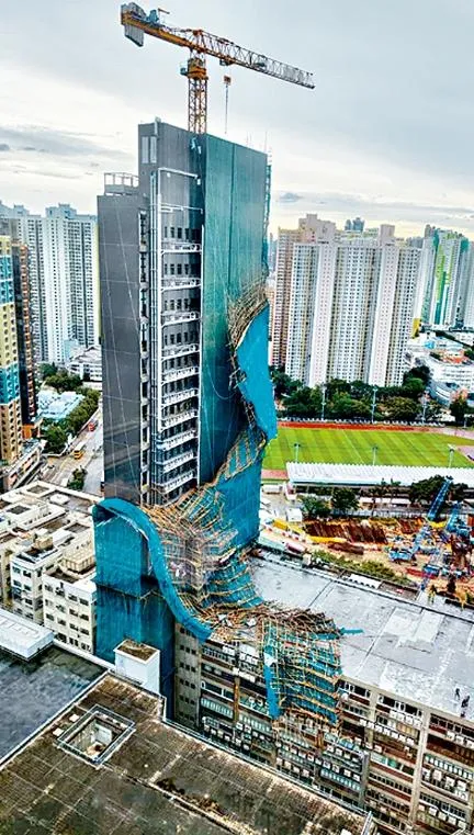長沙灣道一大廈工地外牆棚架25日午被強風掀翻。（圖／翻攝星島網）