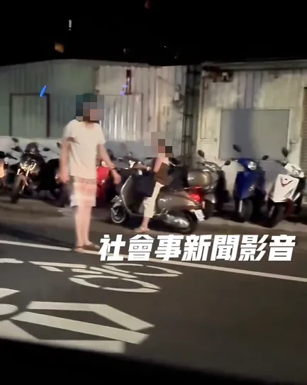 騎士撿石頭砸車。（圖／翻攝自社會事新聞影音）