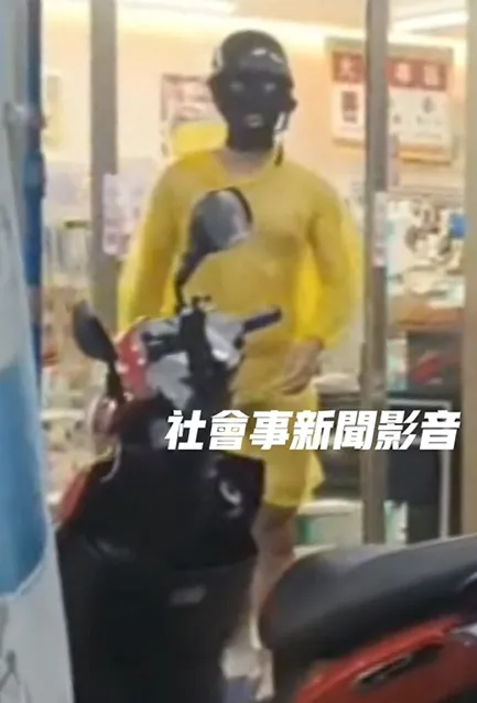 男子一絲不掛僅套著透明雨衣全裸逛超商。（圖／翻攝自社會事新聞影音）